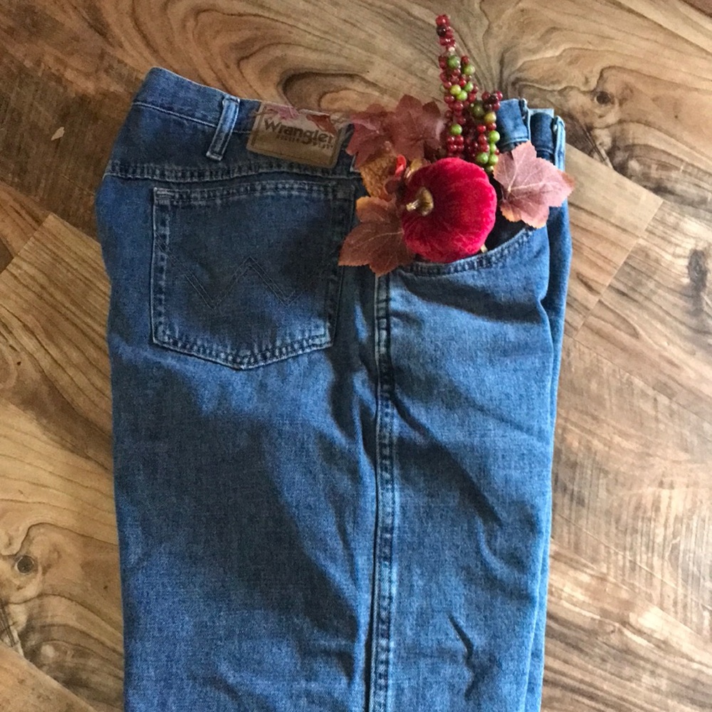 Wrangler men’s medium weight jeans. Great condition!!